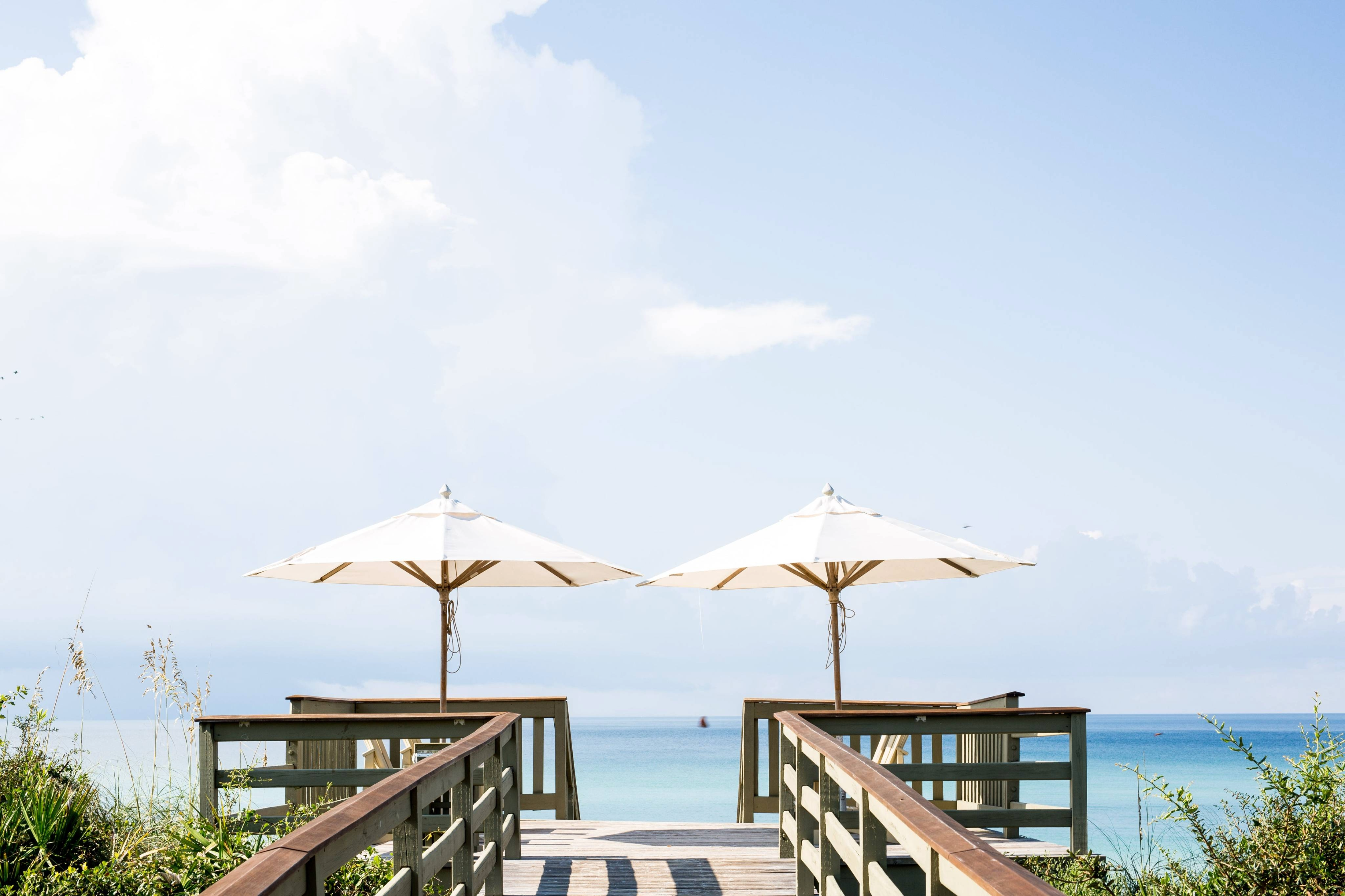 Rustgevende achtergrondfoto met twee parasols en de zee. 