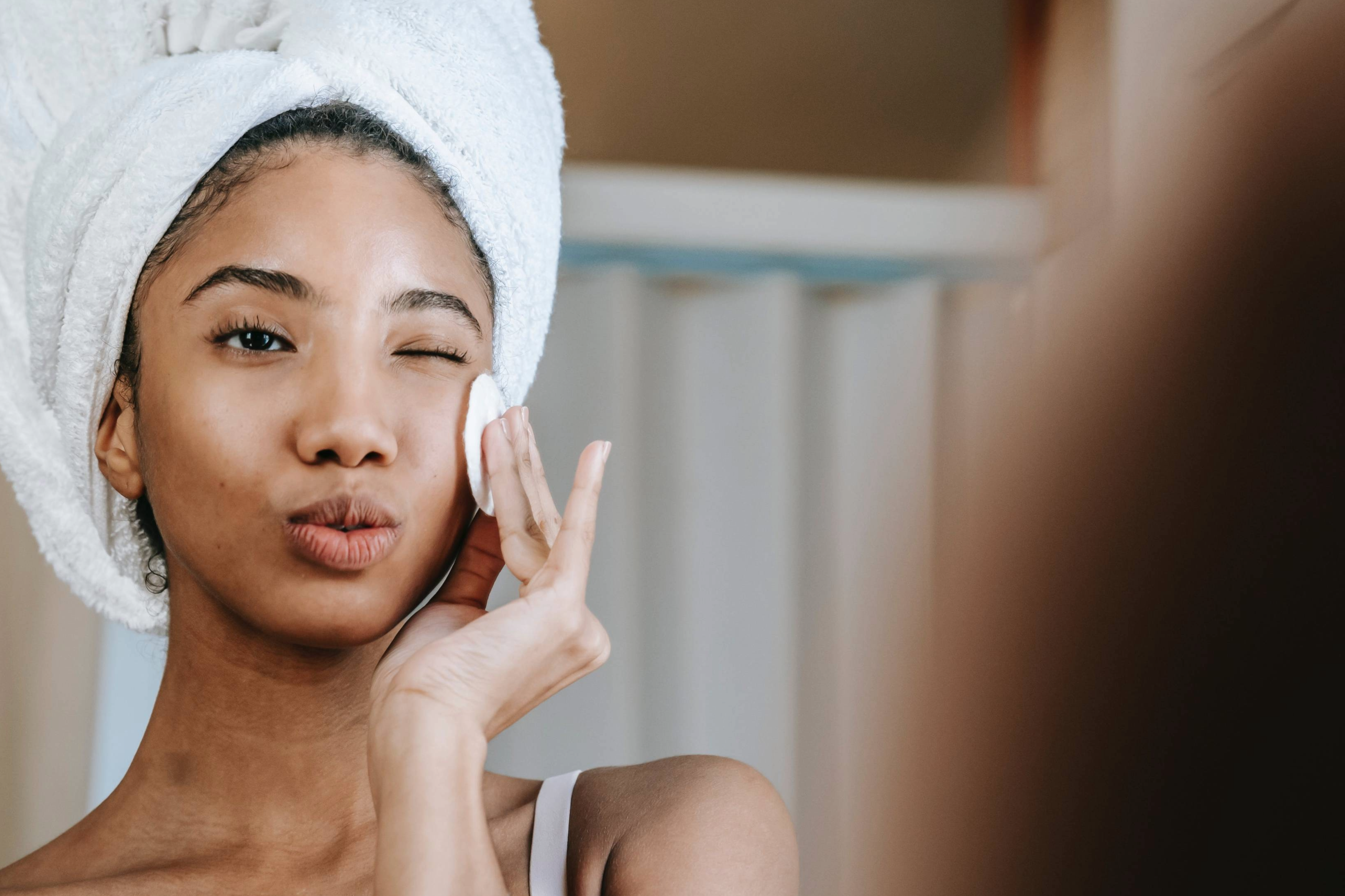 Achtergrond foto van vrouw die haar skincare doet.